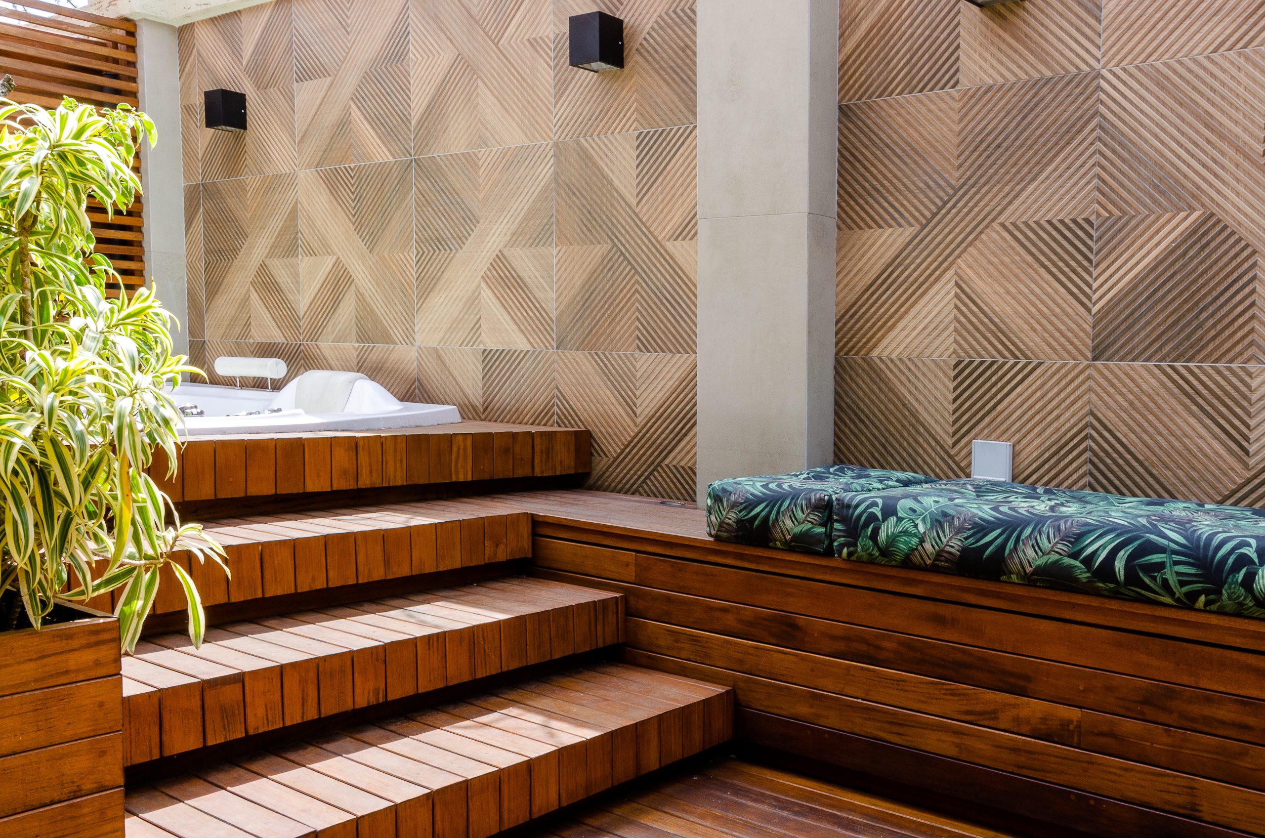 Terrasse en bois avec un spa semi encastré